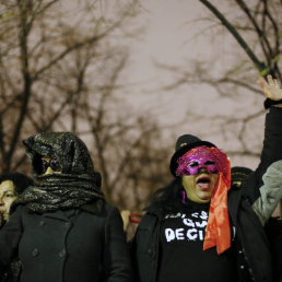 RECHAZO. Varias mujeres se manifiestan contra la aprobacin de la propuesta de ley.