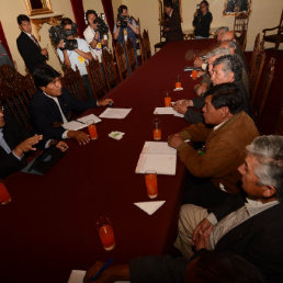 ACUERDO. El presidente Evo Morales y la dirigencia del sector ayer, en Palacio de Gobierno.