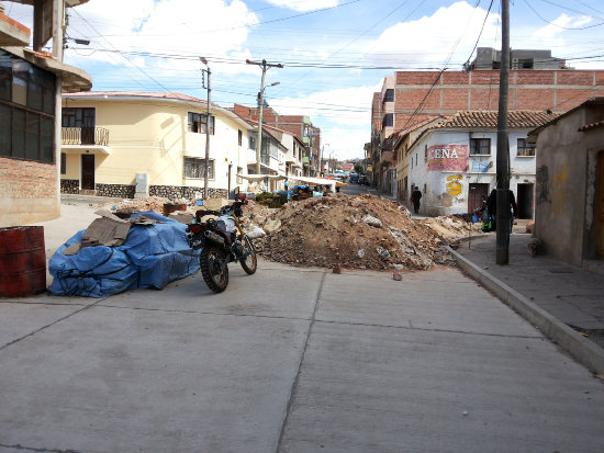 CONFLICTO. La calle Regimiento Carabineros est cerrada al trfico vehcular hace casi seis meses.