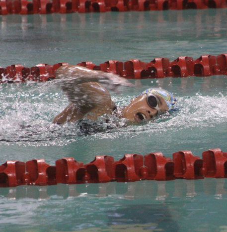 Ayer se cumpli la segunda jornada de competicin en la piscina olmpica de El Rollo; abajo, Rodrigo Caballero (c) sum una medalla de oro.