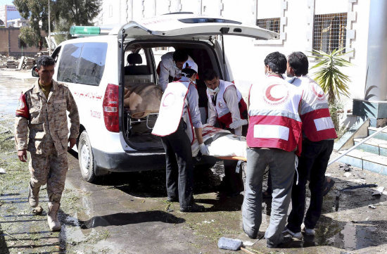 ATAQUES. Miembros de la Media Luna atienden a los heridos por un atentado con coche bomba en San, capital de Yemen.