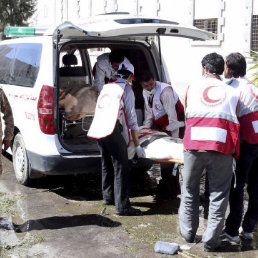 ATAQUES. Miembros de la Media Luna atienden a los heridos por un atentado con coche bomba en San, capital de Yemen.