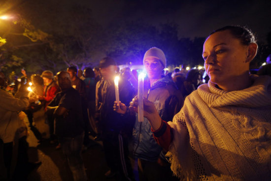 DOLIENTES. Varias personas participan de una vigilia en recuerdo de Nelson Mandela.