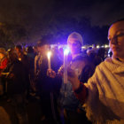 DOLIENTES. Varias personas participan de una vigilia en recuerdo de Nelson Mandela.