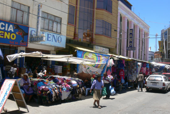 CONTRADICTORIO. Los comercios informales estn por delante de los comercios legalmente establecidos.