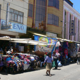 CONTRADICTORIO. Los comercios informales estn por delante de los comercios legalmente establecidos.