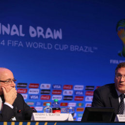 Joseph Blatter (i), escucha al secretario ejecutivo de la FIFA, Jrme Valcke (d), durante una conferencia de prensa.