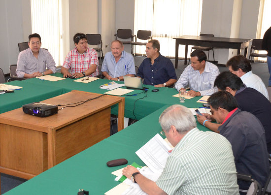 Algunos de los dirigentes durante la reunin de anoche.