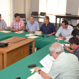 Algunos de los dirigentes durante la reunin de anoche.