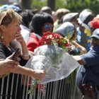 TRISTEZA. Sudafricanos lloran la muerte de su ex presidente Nelson Mandela.