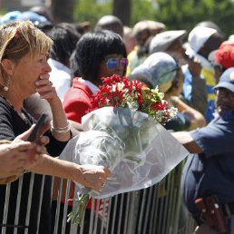 TRISTEZA. Sudafricanos lloran la muerte de su ex presidente Nelson Mandela.