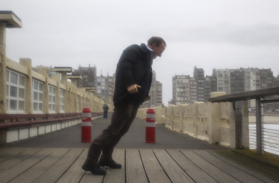 CLIMA. Un hombre lucha contra el viento en un puente en Blankenberge, Blgica.