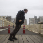 CLIMA. Un hombre lucha contra el viento en un puente en Blankenberge, Blgica.