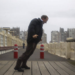 CLIMA. Un hombre lucha contra el viento en un puente en Blankenberge, Blgica.