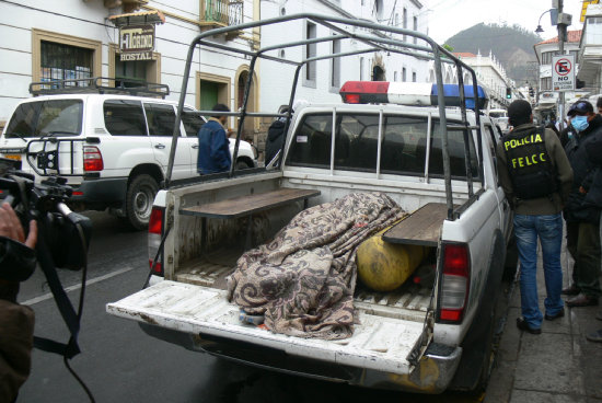 MUERTO. El cuerpo en la camioneta.