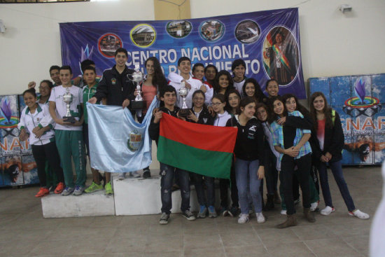La selección de Cochabamba (c) se ubicó en el primer lugar del podio final del Nacional de natación.