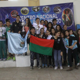 La seleccin de Cochabamba (c) se ubic en el primer lugar del podio final del Nacional de natacin.