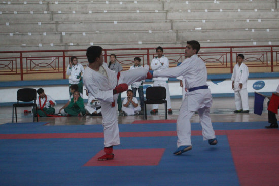 Uno de los combates sostenidos ayer, en el coliseo Polideportivo.