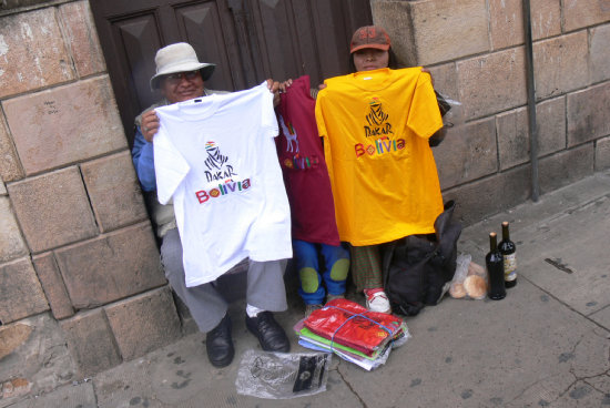 En el centro de la ciudad ya se comercializan productos del Dakar.