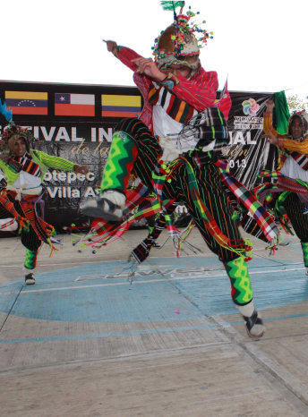 ORGULLO. El Ballet Municipal ejecutando la danza del tinku.