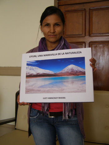 FOTGRAFA. Lucy Amachuy con su libro de fotos del Salar de Uyuni.