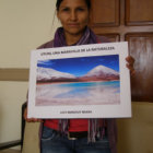 FOTGRAFA. Lucy Amachuy con su libro de fotos del Salar de Uyuni.