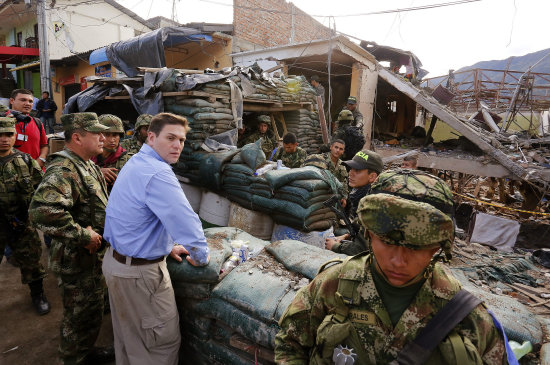 VIOLENCIA. El ministro de Defensa de Colombia, Juan Carlos Pinzn (2i), observa la destruccin en la estacin de polica de Inz.