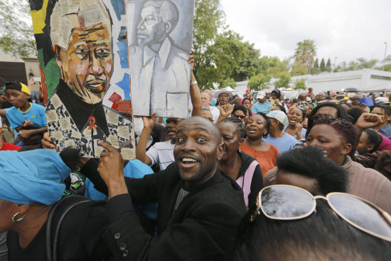 RECUERDO. Ciudadanos bailan y elevan oraciones por Nelson Mandela en Sudfrica.