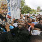 RECUERDO. Ciudadanos bailan y elevan oraciones por Nelson Mandela en Sudfrica.