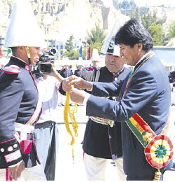 Honores. Pablo recibe el cordn dorado.