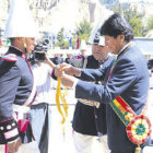 Honores. Pablo recibe el cordn dorado.