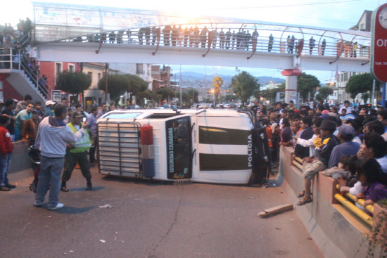 VUELCO. Una patrulla produjo un accidente por exceder la velocidad en la avenida Jaime Mendoza.