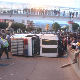 VUELCO. Una patrulla produjo un accidente por exceder la velocidad en la avenida Jaime Mendoza.