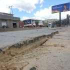 POSTERGACIN. El mal estado de la plataforma de la avenida Marcelo Quiroga Santa Cruz contrasta con una propaganda del Gobierno.