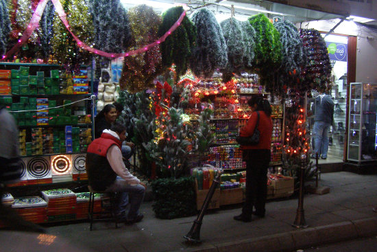 PREPARATIVOS. La gente acudi masivamente a buscar los adornos de Navidad.