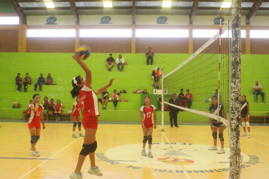 Escenas del partido semifinal entres los clubes de Dnamo y Mara Auxiliadora Fnix.