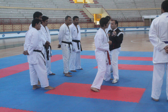 El chileno lvaro Ribera (de negro) imparti sus enseanzas a los entrenadores nacionales en la ltima jornada del Nacional de Karate.