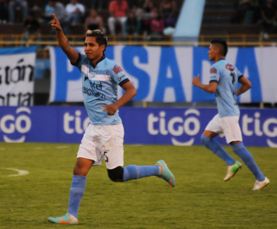 Jorge Ayala celebra el primer gol de Aurora, que siginific el empate parcial del conjunto celeste ante Guabir.