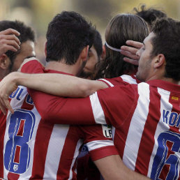 Los jugadores del Atltico de Madrid celebran la goleada; abajo, el Real Madrid no pas del empate.