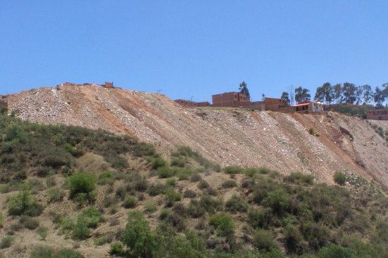 BASURAL. El barrio Bajo San Antonio se convirti en una zona de desechos de todo tipo.