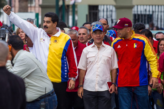 CELEBRACIN. El Presidente Nicols Maduro (i), acompaado de los candidatos oficialistas durante la jornada de votacin de ayer.