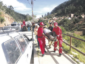 HERIDO. Los bomberos auxiliaron a herido de choque de camioneta con un poste.