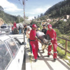 HERIDO. Los bomberos auxiliaron a herido de choque de camioneta con un poste.