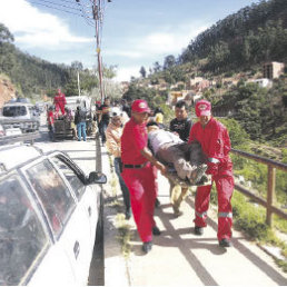 HERIDO. Los bomberos auxiliaron a herido de choque de camioneta con un poste.