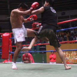 Uno de los combates de la velada marcial, anoche, en el coliseo Jorge Revilla Aldana; las modelos fueron parte del espectculo; abajo, uno de los chuquisaqueos que gan su combate.