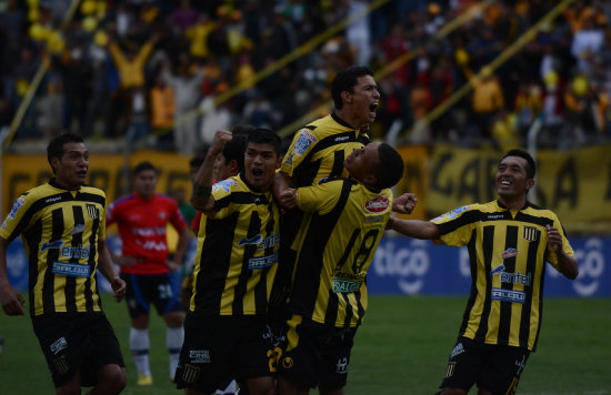 Los jugadores de The Strongest celebran el gol de Enrique Parada (c), el segundo del cuadro atigrado en la victoria de ayer, sobre Wilstermann.