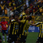 Los jugadores de The Strongest celebran el gol de Enrique Parada (c), el segundo del cuadro atigrado en la victoria de ayer, sobre Wilstermann.