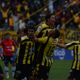 Los jugadores de The Strongest celebran el gol de Enrique Parada (c), el segundo del cuadro atigrado en la victoria de ayer, sobre Wilstermann.