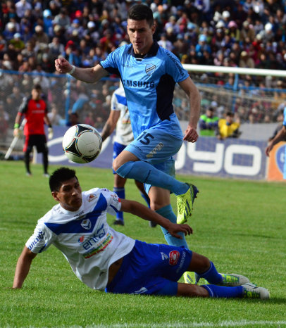 El espaol Juan Miguel Callejn, que marc un gol, logra superar a uno de los jugadores de San Jos.