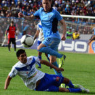 El espaol Juan Miguel Callejn, que marc un gol, logra superar a uno de los jugadores de San Jos.